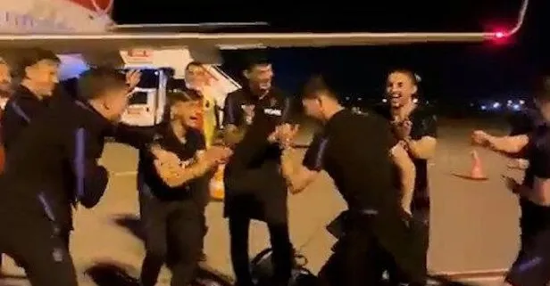 Trabzonspor’dan Adana Havalimanı’nda kolbastılı kutlama