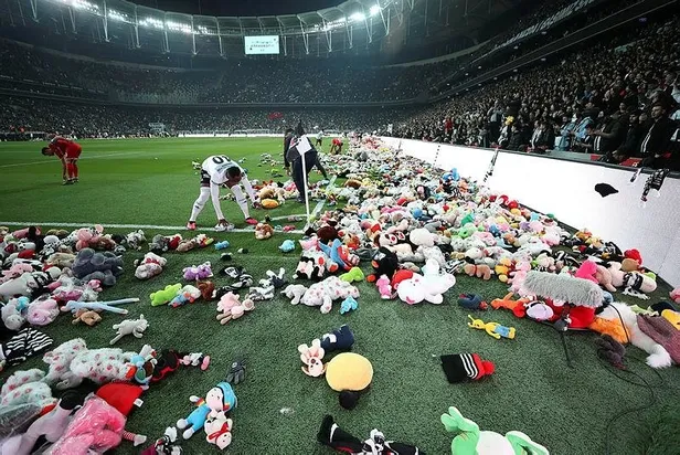besiktas-antalya-macinda-depremzede-cocuklar-icin-sahaya-oyuncaklar-atildi-1677460635982.jpeg Beşiktaş-Antalya maçında depremzede çocuklar için sahaya oyuncaklar atıldı-6