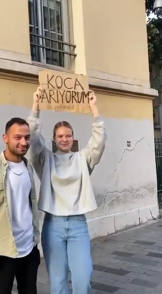 belaruslu-turist-taksimde-koca-ariyorum-yazili-pankart-acti-1698044286394.jpg