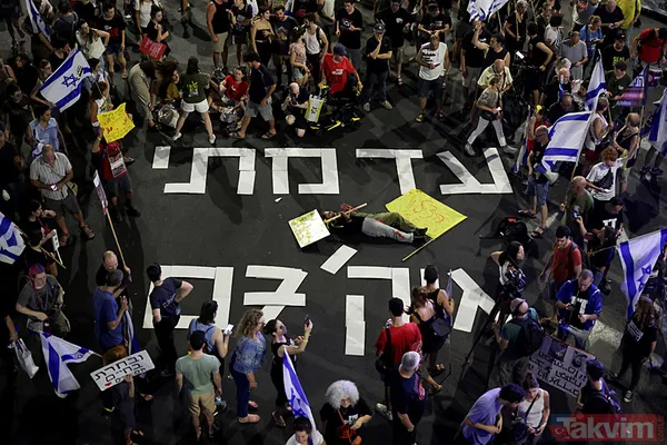 Tel Aviv'de kafesli protesto! Onlarca İsrailli, Netanyahu'nun istifası için sokaklara döküldü: Sen baştasın, sen suçlusun - 30