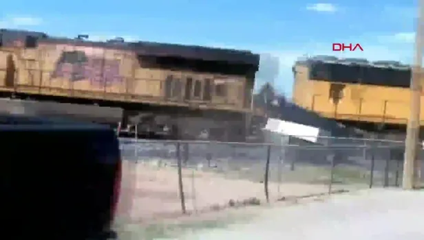 Tren, hemzemin geçitteki TIR’a böyle çarptı