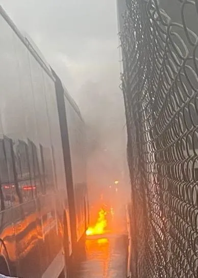 Son dakika: İstanbullunun imtihanı! Bahçelievler'de metrobüsün motoru alev aldı! Seferler durdu vatandaşlar işlerine geç kaldı!-2