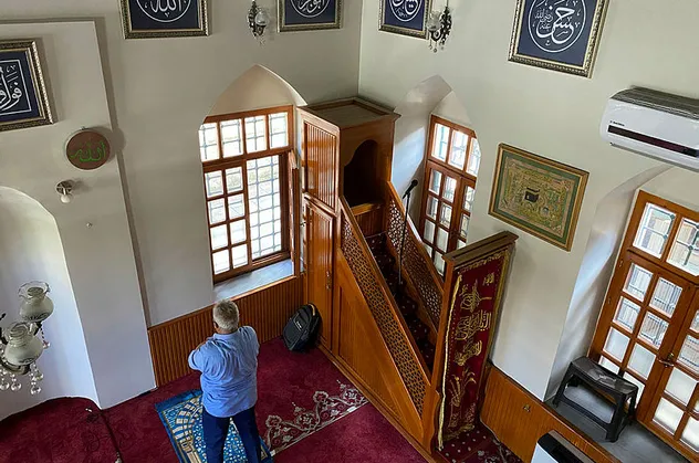 İstanbul'un en uzun isimli camisi Fatih'te! Tek nefeste okuyan bordo berelidir