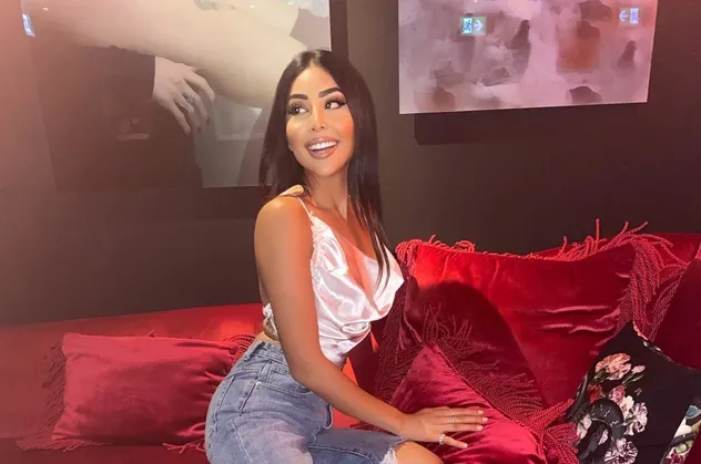 Aneesa Saddique güzelliğe değen kadın eli
