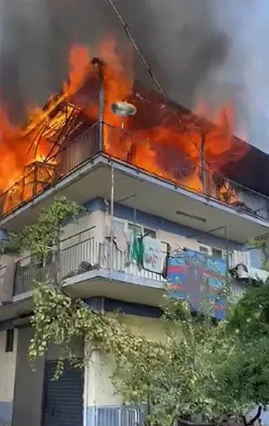 Denizli'de yabancı uyruklu bir ailenin kaldığı ev alev alev yandı