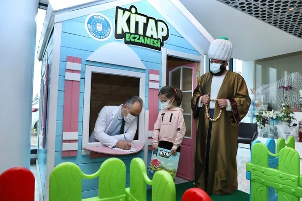 Doktorlar muayene ettikleri çocuklara reçeteyle kitap yazıyor-3