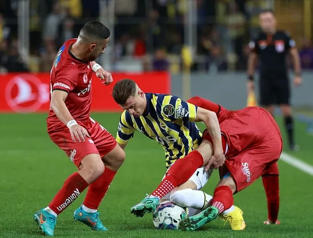fenerbahce-zorlu-sivasspor-macinda-10-kisi-kalmasina-ragmen-3-puani-almayi-basardi-1667848518205.jpeg