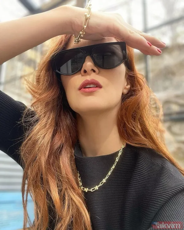 43’lük Mine Tugay bikinisiyle yatak odasından paylaştı! Yetmedi bornozuyla sere serpe uzanarak poz verdi! 20’liklere taş çıkardı - 4