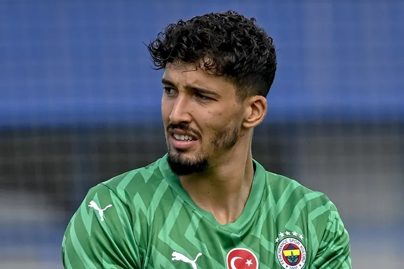 fenerbahceyle-galatasarayi-karsi-karsiya-getiren-isim-o-yildiz-icin-ingiltereye-harekat-basladi-1710946581273.jpg O yıldız için İngiltere'ye gittiler! Fenerbahçe'nin göz bebeğini Galatasaray istiyor!-5