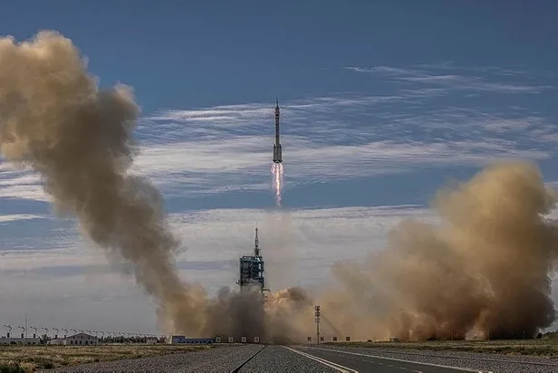 Çin resmen açıkladı! 5 yıl sonra ilk insanlı uzay misyonu: Shenzhou-12 başarıyla fırlatıldı-4
