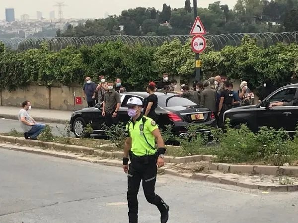 Başkan Erdoğan Üsküdar'da makam aracını durdurarak vatandaşlarla sohbet etti fotoğraf çektirdi-2