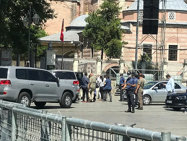 abdnin-ankara-buyukelcisi-ve-istanbul-baskonsolosu-ayasofya-i-kebir-cami-i-serifini-gormeye-geldi-1596037140270.jpg ABD'nin Ankara Büyükelçisi ve İstanbul Başkonsolosu, Ayasofya-i Kebir Cami-i Şerifi'ni görmeye geldi-2