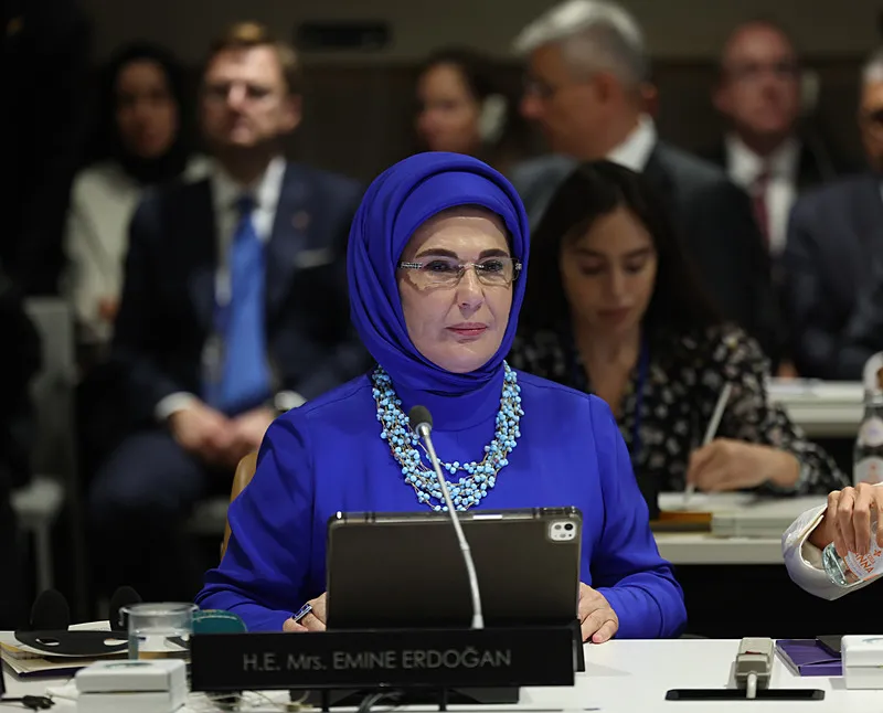 Emine Erdoğan'ın himayelerinde ʺDünya ortak evimizʺ sloganıyla başlatılan ve küreselleşen Sıfır Atık Hareketi ʺ8. Yılında 8 Milyar İnsan İçinʺ sloganıyla devam ediyor