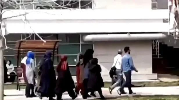 Üniversite kampüsünde başörtülü öğrencilere skandal hakaret: Nesli tükenen Rabialar göç ediyor-1