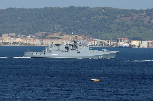 Rus savaş gemisi Çanakkale Boğazı'ndan geçti