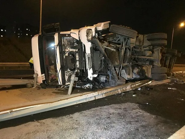 SON DAKİKA: Kuzey Marmara Otoyolu'nda korkutan kaza: Tonlarca ağırlıktaki demir profiller yola savruldu-5