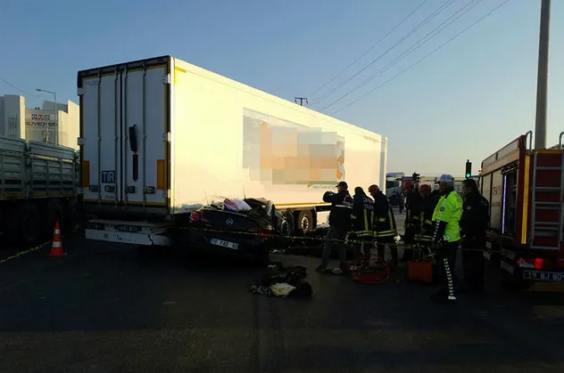Çorum'da katliam gibi kaza! Otomobil TIR'ın altına girdi