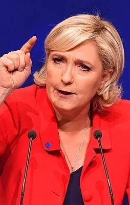Le Pen AB bayrağını kaldırttı