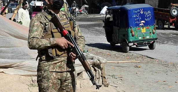 Pakistan’da olaylı seçim! Mobil erişim kesildi kara sınırları kapatıldı: Ülke çapında binlerce asker bekliyor