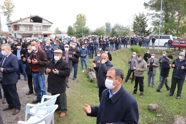 kpssye-hazirlaniyordu-ip-atlarken-hayatini-kaybeden-genc-kiz-topraga-verildi-1605089337502.jpg KPSS'ye hazırlanıyordu! İp atlarken hayatını kaybeden genç kız toprağa verildi-8