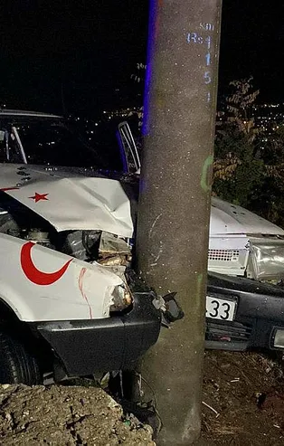 Bursa'da kontrolden çıkan otomobil aydınlatma direğine çarptı: 2 yaralı