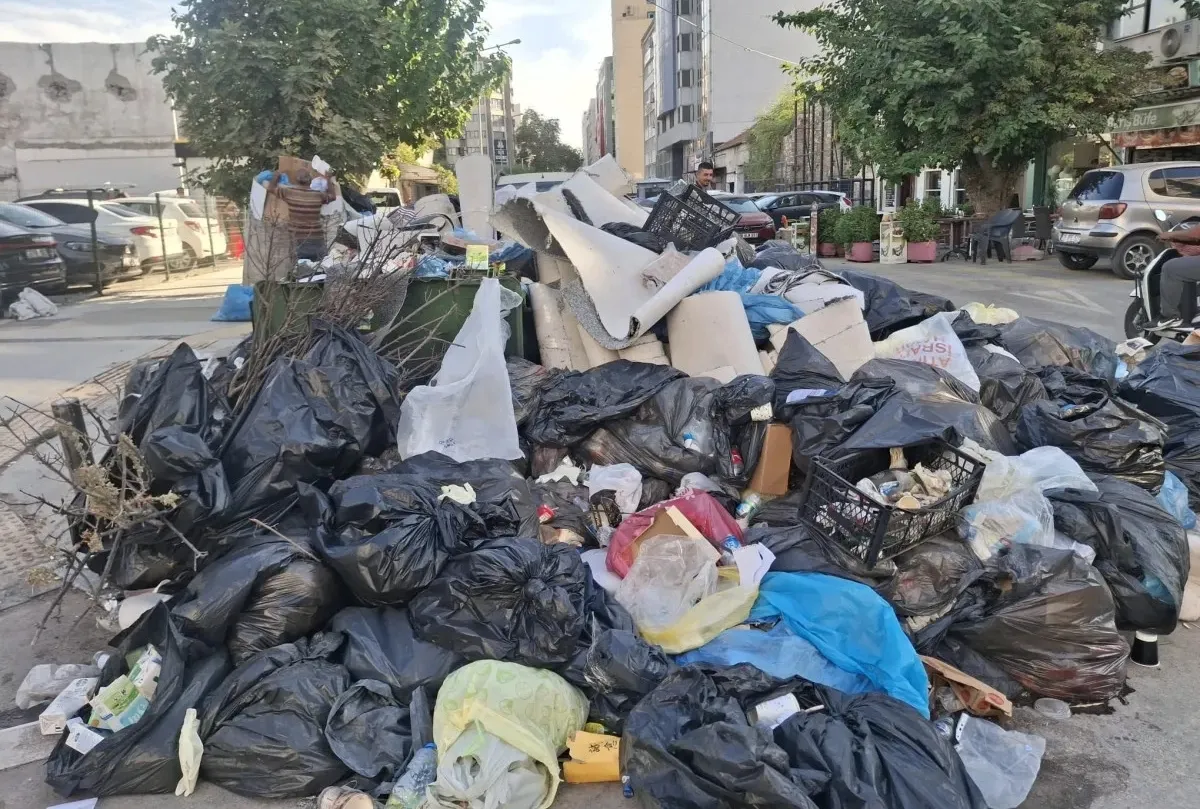 Sokaklar çöp dağlarına döndü