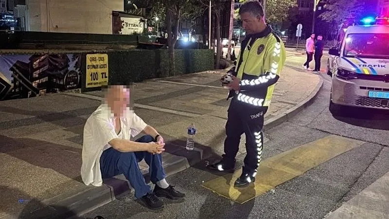 aksarayda-rahatsizlanan-surucu-polislerden-yardim-istedi-1788579760201.jpeg Aksaray'da direksiyon başında kalbi sıkışan sürücü polisten yardım istedi: İlk müdahale araçta yapıldı-3