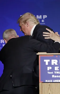 Trump, güvenlik gerekçesiyle kürsüden götürüldü