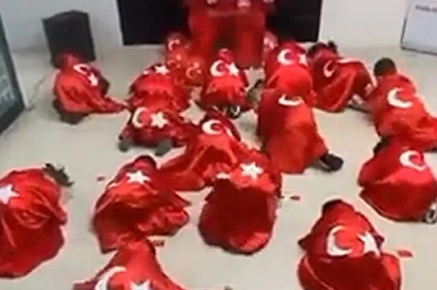 Kayseri'de skandal görüntüler! 29 Ekim'de anaokulu çocuklarını Atatürk posteri önünde secde ettirdiler!