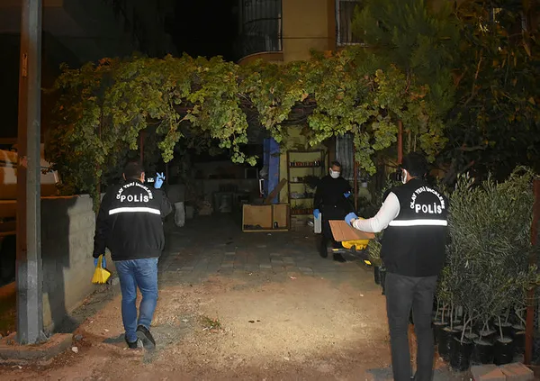 1605410077238.jpg Adana'da cinnet geçiren kişi dehşet saçtı-2