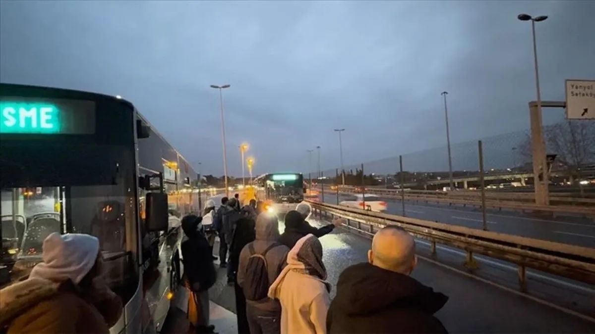 Küçükçekmece'de metrobüs arızası! Yolcular araçtan indirildi