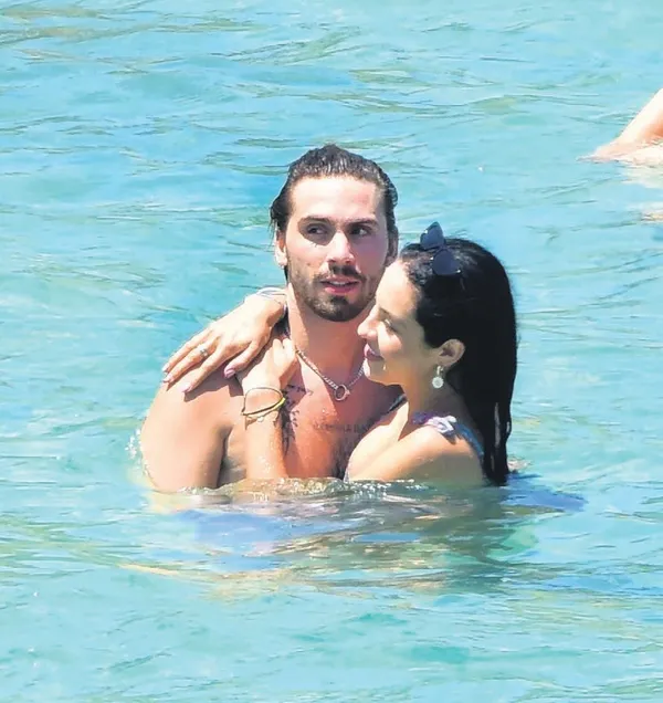 Ünlüler Bodrum'da romantizme doydu: Tarık Emir Tekin ve Fransız sevgilisi Sofia her saniye sarmaş dolaştı-2