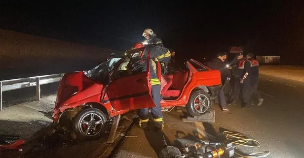 Kocaeli'de feci kaza! Bariyerlere giren otomobil 2 kişiye mezar oldu