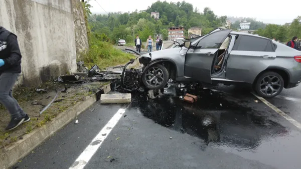 son-dakika-milyonluk-trafik-kazasi-1-olu-1-yarali-1621849776047.jpg SON DAKİKA: Rize'de milyonluk trafik kazası! 1 ölü 1 yaralı-3