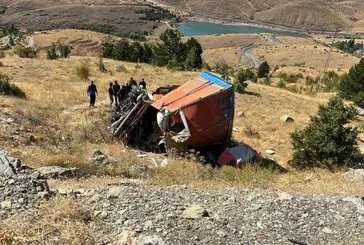 Freni patlayan kamyon şarampole devrildi: 2 ölü, 2 yaralı