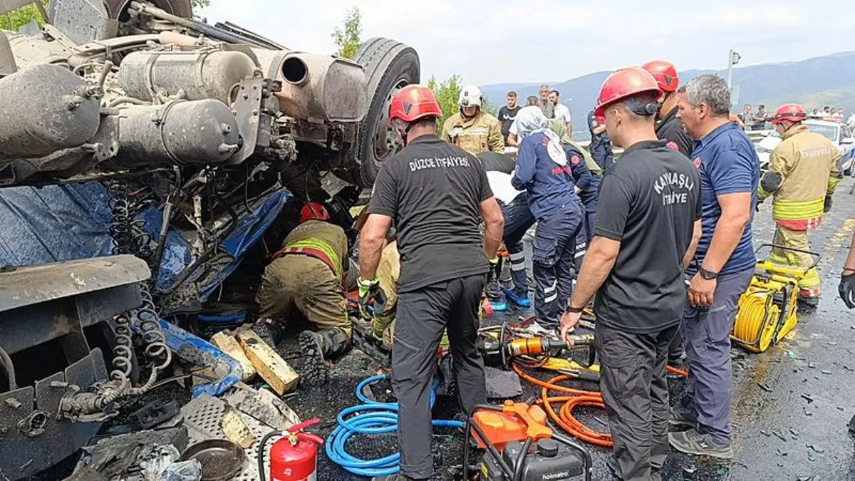 Bolu Dağı'nda feci kaza! Kum yüklü TIR otomobile çarpıp devrildi: 3 kişi hayatını kaybetti