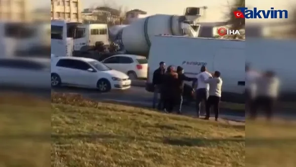 istanbulda-taksici-ile-yolcu-yumruk-yumruga-birbirine-girdi-boks-maci-gibi-kavga-kamerada-1644565592519.jpg İstanbul'da taksici ile yolcu yumruk yumruğa birbirine girdi! Boks maçı gibi kavga kamerada-5