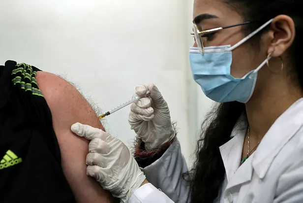omicron-varyanti-b11529-nedir-belirtileri-neler-yeni-virus-omicron-tehlikeli-mi-olumcul-mu-omicron-turkiyede-hangi-illerde-goruldu-1639298873912.jpg Yeni virüs Omicron tehlikeli mi, ölümcül mü? Omicron Türkiye'de hangi illerde görüldü? Omicron varyantı (B.1.1.529) nedir, belirtileri neler?-3