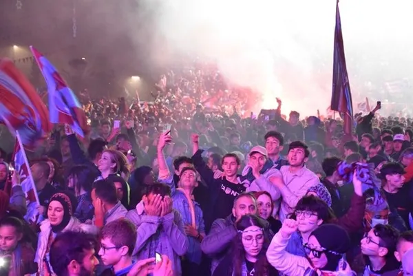 trabzonsporun-sampiyonluk-kutlamasinda-direge-cikan-taraftar-konusuyordu-herkes-onu-merak-ediyordu-1651757798013.jpg Trabzonspor'un şampiyonluk kutlamasında direğe çıkan taraftar konuştu! Herkes onu merak ediyordu-5