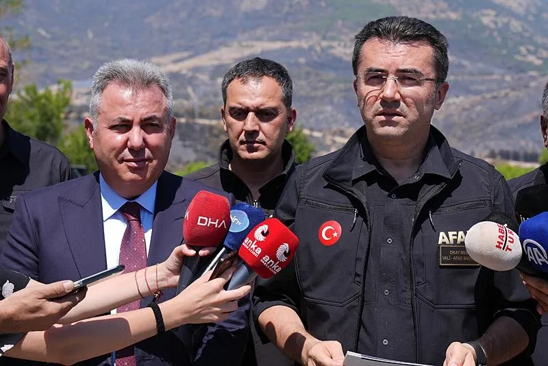 İzmir Valisi Süleyman Elban (solda) ve AFAD Başkanı Okay Memiş (sağda), İzmir'deki orman yangınlarına ilişkin gazetecilere açıklamalarda bulundu.