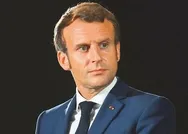 Çakma Napolyon Macron şimdi de tahrike başladı! Charlie Hebdonun karikatürleri Fransada devlet binalarına yansıtıldı