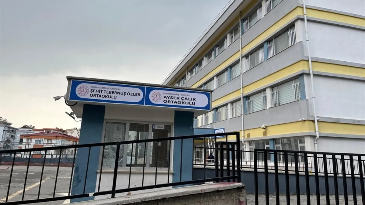 Kahramanmaraş'ta silahlı saldırı sonrası Ayser Çalık Ortaokulu geçici olarak taşındı; tabela yeni binaya asıldı, eğitim pazartesi başlayacak