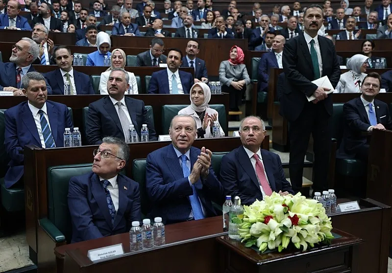 baskan-erdogandan-chpye-siz-bu-kafayla-sandikta-cok-tokat-yersiniz-kurultay-savasina-gonderme-biz-taraf-degili-1781099650453.jpeg Başkan Erdoğan'dan CHP'ye: Siz bu kafayla sandıkta çok tokat yersiniz | Kurultay savaşına gönderme: Biz taraf değiliz-9