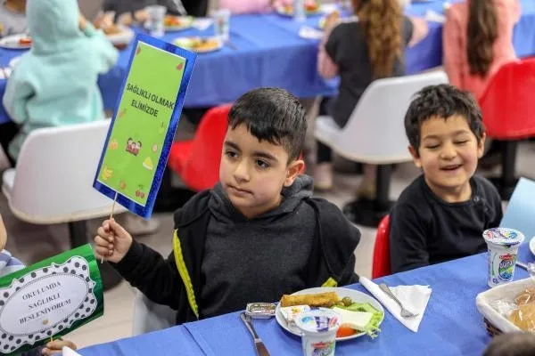okullarda-ucretsiz-yemek-uygulamasi-basladi-1676900509300.jpeg