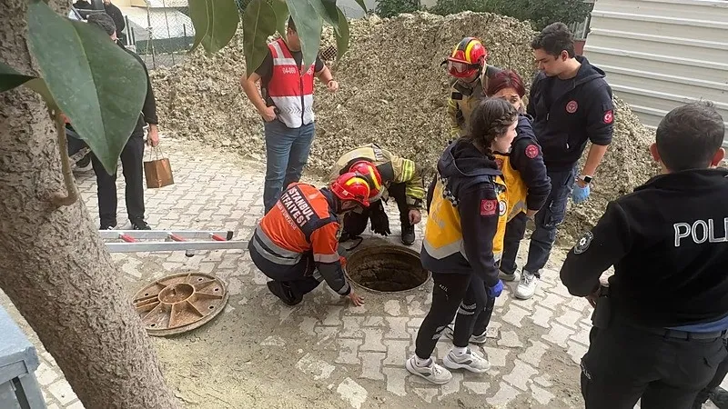 avcilar-rogar-faciasi-76-yasindaki-kadin-4-metrelik-cukura-dustu-1790777056549.jpeg Avcılar "rögar" faciası: 76 yaşındaki kadın 4 metrelik çukura düştü!-2