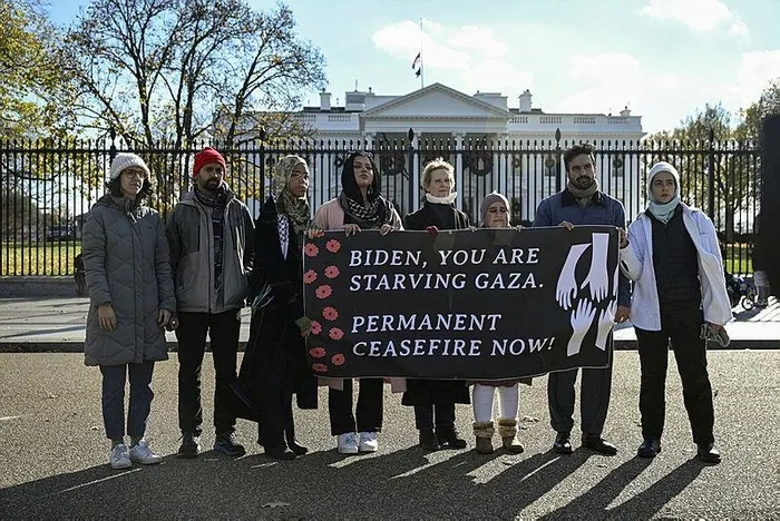 beyaz-saray-onunde-gazze-eylemi-dunyaca-unlu-yildiz-cyntia-nixon-filistinliler-icin-aclik-grevinde-1701161601560.jpeg Beyaz Saray önünde Gazze eylemi! Dünyaca ünlü yıldız Cyntia Nixon Filistinliler için açlık grevinde-1