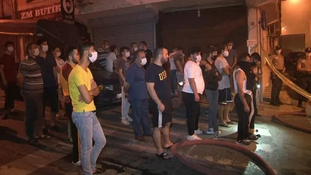 Esenler'de iş yeri yangınını film gibi seyreden vatandaşlar sosyal mesafeyi hiçe saydı-1
