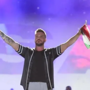 Sinan Akçıl sahnede Filistin bayrağı açtı! İsrail’e tepki gösterdi  ’Özgür Filistin’ sloganı attı | Çok büyük bir zulüm var
