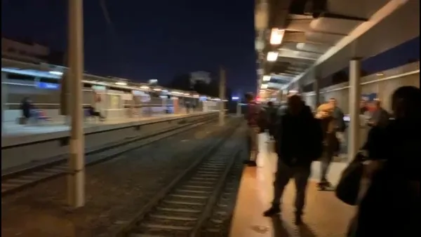 izban-arizalaninca-vatandaslar-careyi-raylara-atlamakla-buldu-1668541881322.jpg İZBAN arızalanınca vatandaşlar çareyi raylara atlamakla buldu-3