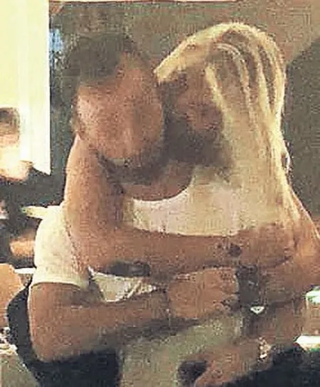 Emre Çolak sevgilisiyle dudak dudağa görüntülendi-2